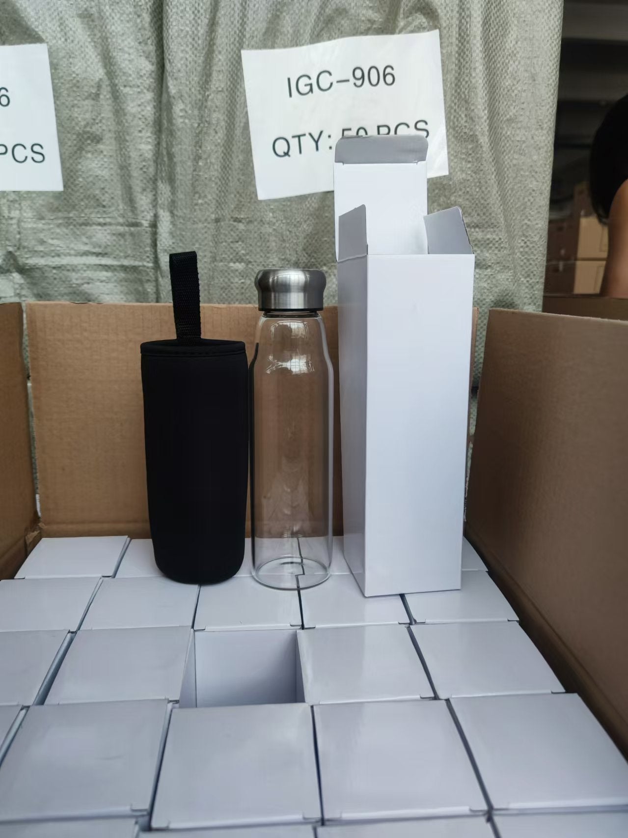 Glass Water Bottle Hydrate in style with the 550ml Borosilicate with cover